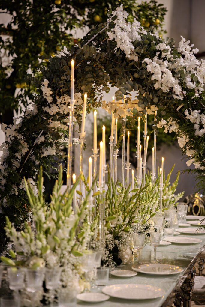 Mesa principal decorada con velas y flores para personalizar tu boda.