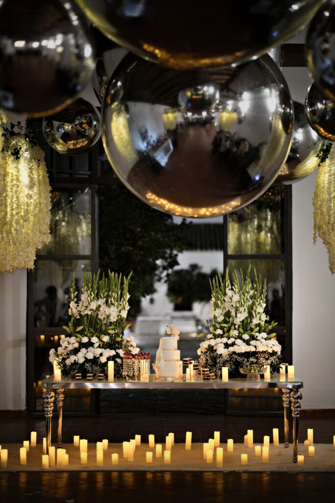 Mesa decorada con flores y velas para personalizar tu boda.